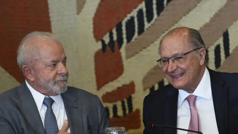 Lula diz que vaga de vice está aberta para Alckmin, mas não o descarta no Senado