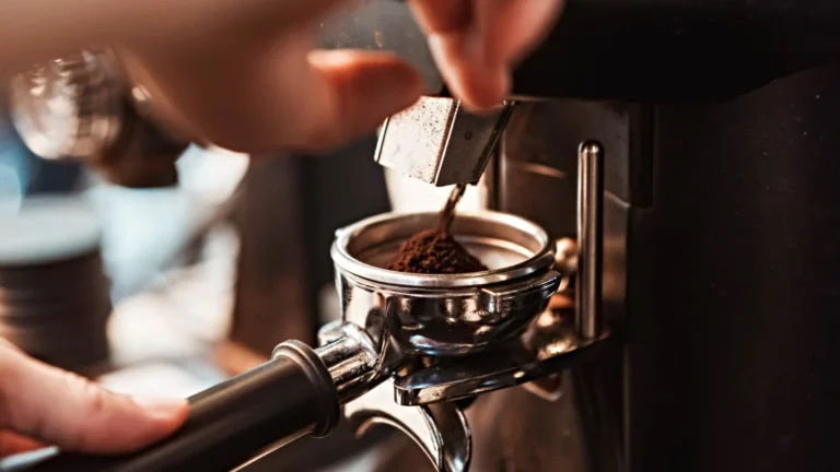 Preço do café cai, mas ainda remunera produtor, e mercado vive incertezas com juros e guerra