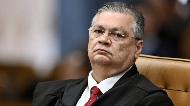 Dino decide acabar com aposentadoria compulsória para juízes e prevê perda do cargo