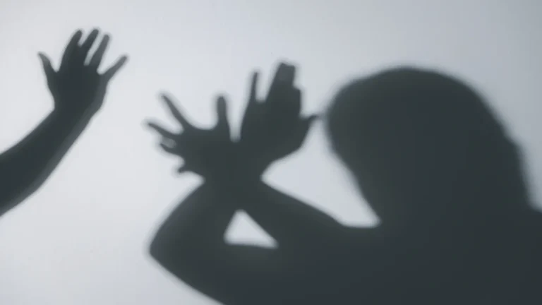 Vítima de violência doméstica receberá alerta em relógio sobre aproximação de agressor