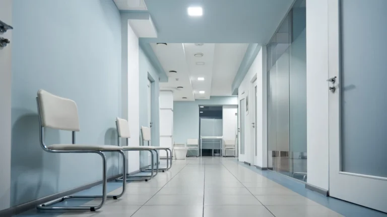 Bactéria resistente se espalha fora de hospitais e desafia protocolos médicos
