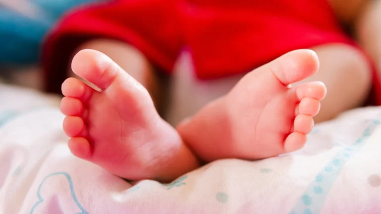 Pais são presos  por suspeita de violência e abuso contra bebê