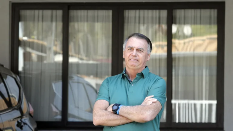 Bolsonaro está estável e tem melhora na função renal, diz boletim médico