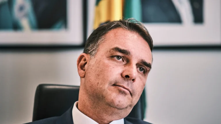 Flávio Bolsonaro pede ajuda a Trump para se eleger, diz colunista