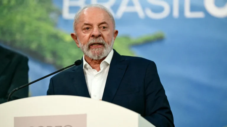 Lula briga por preços de combustíveis após Bolsonaro vender refinarias