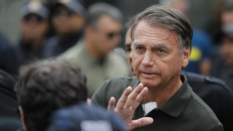 Defesa de Bolsonaro diz que data para visita de assessor de Trump é inviável e pede troca