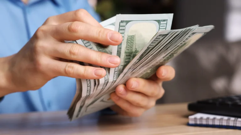 Focus: dólar no fim de 2026 segue em R$ 5,40; no fim de 2027 passa de R$ 5,47 para R$ 5,45