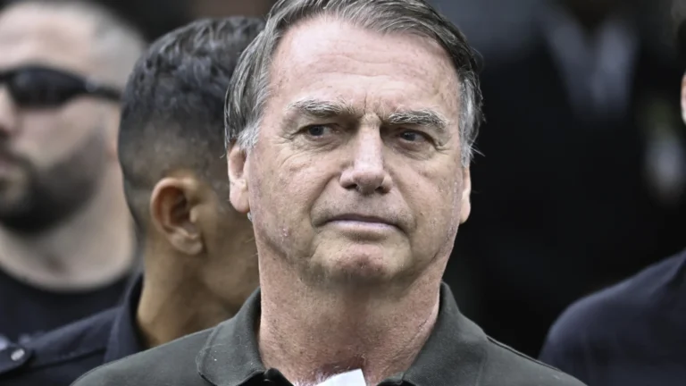 Bolsonaro deve ter alta da UTI nas próximas 24 horas, dizem médicos