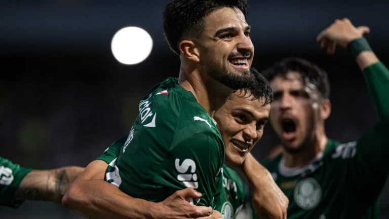 Palmeiras encara o Botafogo para derrubar tabu em casa e aumentar crise do rival