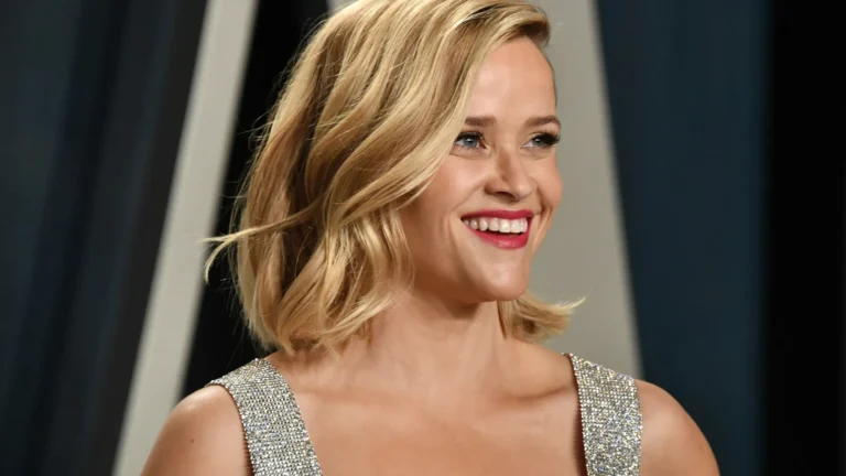 Reese Witherspoon faz 50 anos com Oscar, clube do livro e grandes produções no currículo