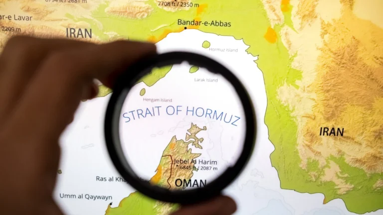 Dezenas de navios-petroleiros ficam parados com fechamento de Hormuz e guerra no Irã