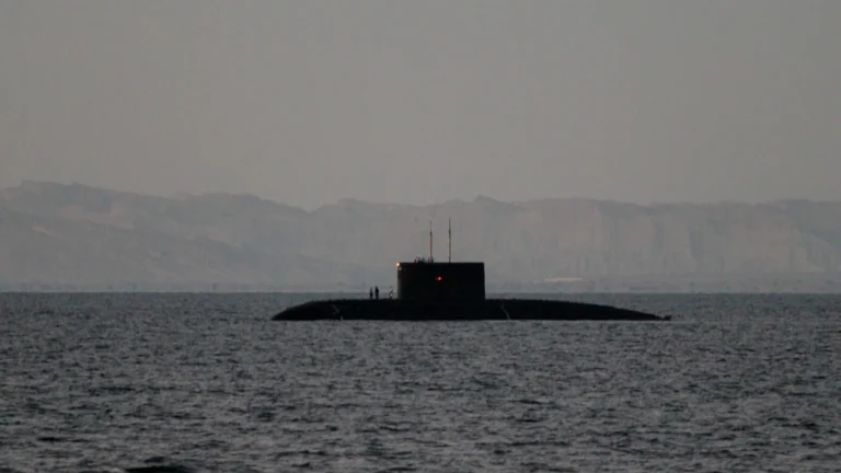 Submarino dos EUA afunda navio do Irã e mata ao menos 87