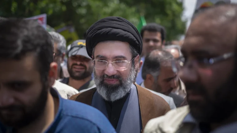 Novo líder do Irã promete vingança e bloqueio de Hormuz em 1ª fala no posto