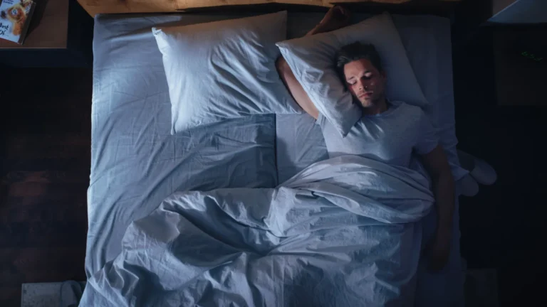A posição que você dorme pode estar encurtando seu tempo de vida