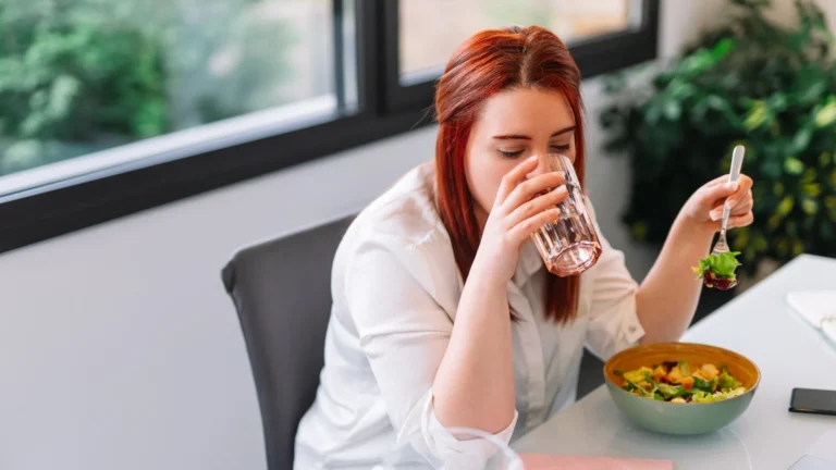Beber água durante as refeições ajuda ou atrapalha na digestão?