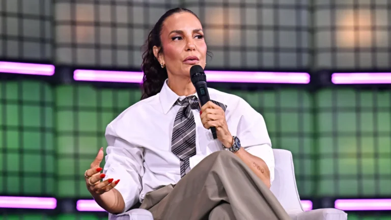 Ivete Sangalo brinca com ‘cara de titânio’ e retoma treinos após cirurgia