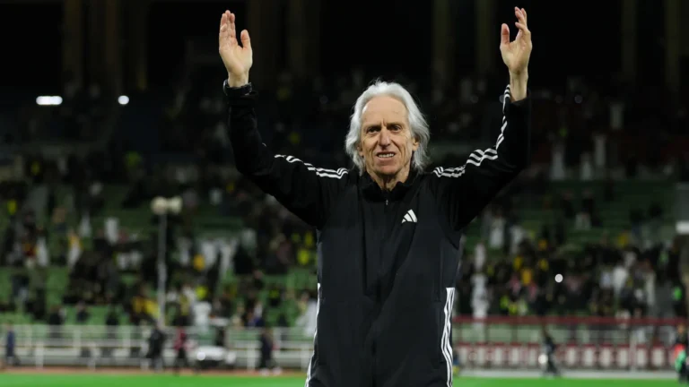 Jorge Jesus elogia João Félix e fixa prazo para Cristiano Ronaldo