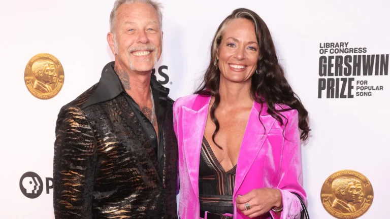 Vocalista do Metallica pede namorada em casamento ao lado de tubarões