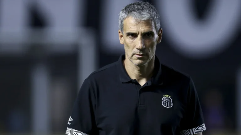 Vojvoda não resiste à derrota para o Internacional e não é mais o técnico do Santos