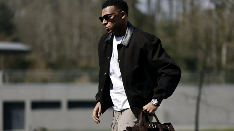 Caso “joelho errado” vira crise no Real e jornalista acusa Mbappé