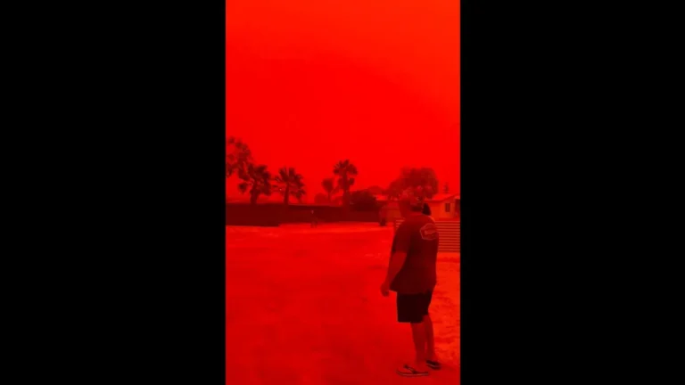 Ciclone deixa céu da Austrália com “tom vermelho assustador”. Veja