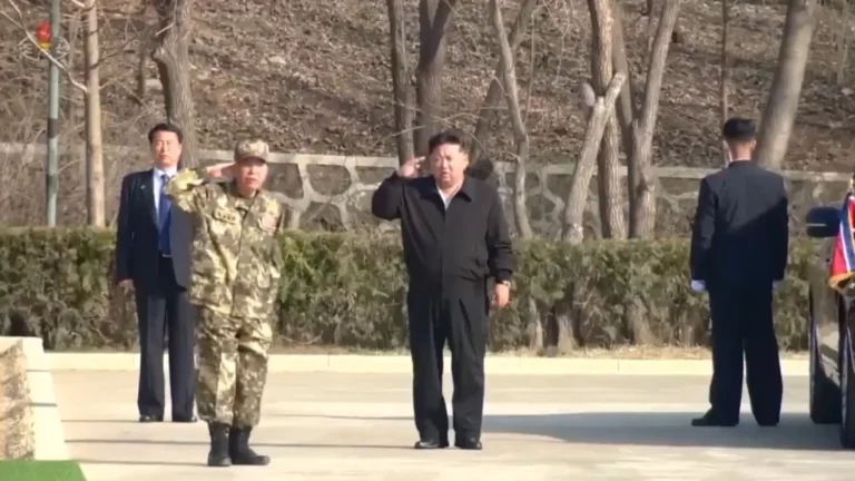 Kim Jong-un assiste enquanto soldados levam marteladas no abdômen; veja