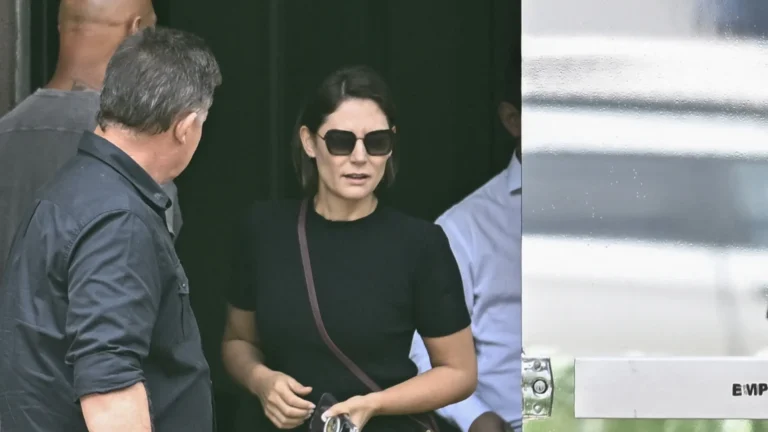 Michelle Bolsonaro diz que ex-presidente está há seis dias sem soluços