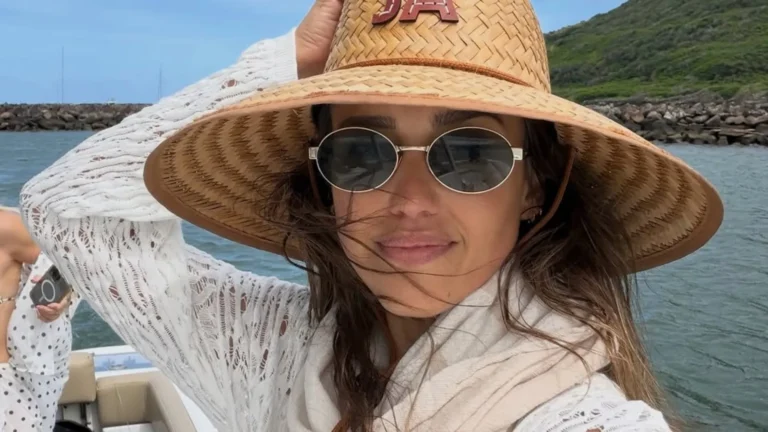Jessica Alba posta fotos de biquíni em viagem com a família