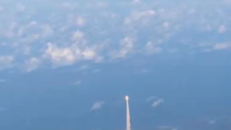 Passageiros flagram lançamento da missão Artemis II pela janela de avião