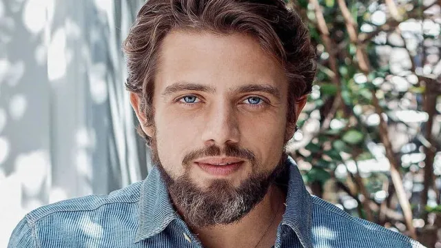 Internado em clínica, Rafael Cardoso faz desabafo: “Sou um adicto”