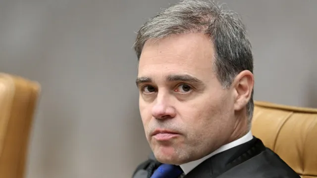 Mendonça vira peça-chave no embate entre Flávio e Michelle com relatoria do caso ‘Dark Horse’